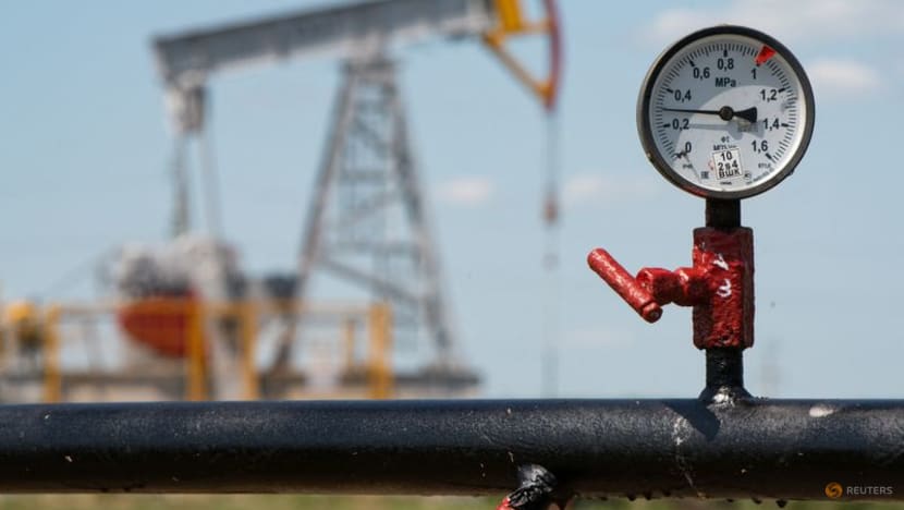 Oil rises on weaker dollar and Russian supply disruptions Oil rises on weaker dollar and Russian supply disruptions