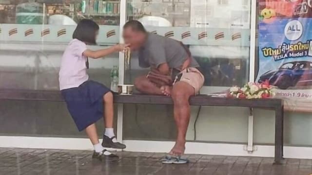 泰国无臂男日行30公里卖花环 女儿喂饭感动众人