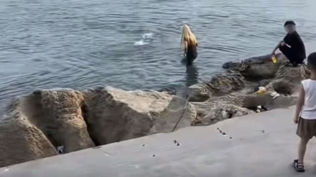 中国少女拍照失足落水溺毙 男同伴岸边喝奶茶嬉笑旁观