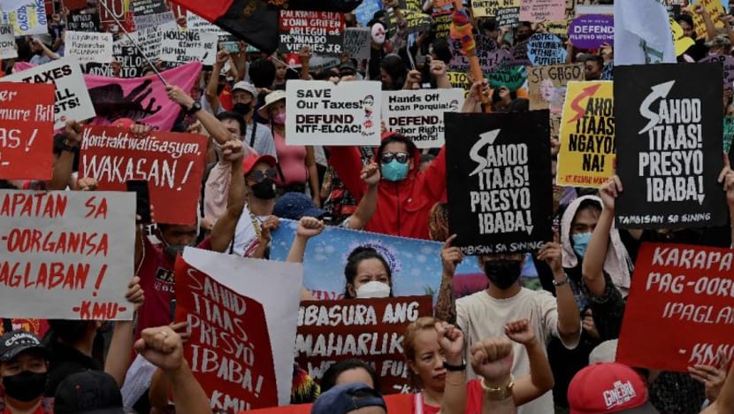 Penunjuk perasaan tuduh Presiden Filipina lakukan pembunuhan di luar bidang kuasa kehakiman Penunjuk perasaan tuduh Presiden Filipina lakukan pembunuhan di luar bidang kuasa kehakiman