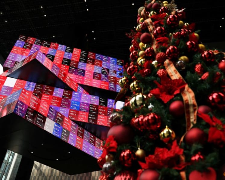 Wall Street ends mixed at the top of the new year; Treasury yields move higher