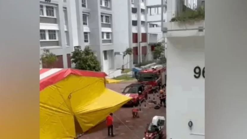 Kebakaran Henderson Rd: kontraktor disaman dirikan khemah yang hadang kenderaan SCDF Kebakaran Henderson Rd: kontraktor disaman dirikan khemah yang hadang kenderaan SCDF