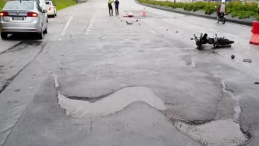 Penunggang motosikal maut langgar jalan berlubang di M'sia