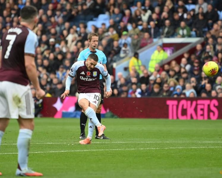 Man City outclass Liverpool to cut Arsenal's lead, Aston Villa on the up