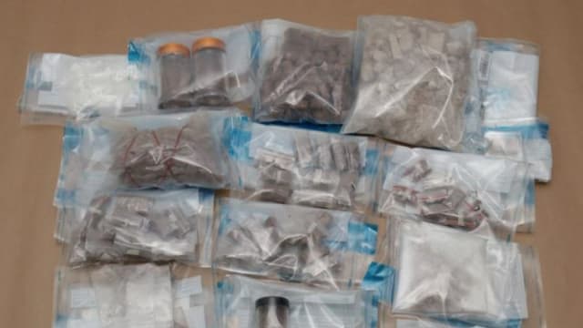 肃毒局扫毒行动捕两男 起获超过25万元毒品