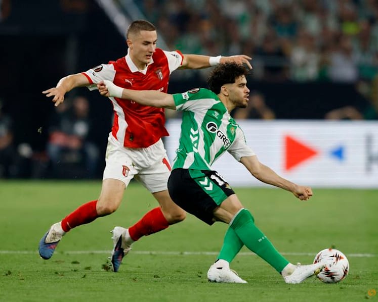 Forest edge 10-man Porto to secure Villa showdown