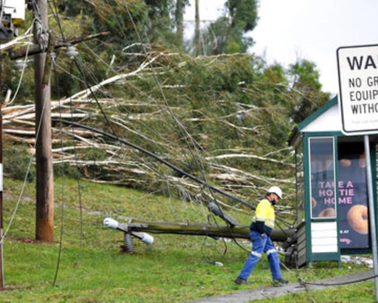 Wild wind and flooding rain lash southeast Australian state