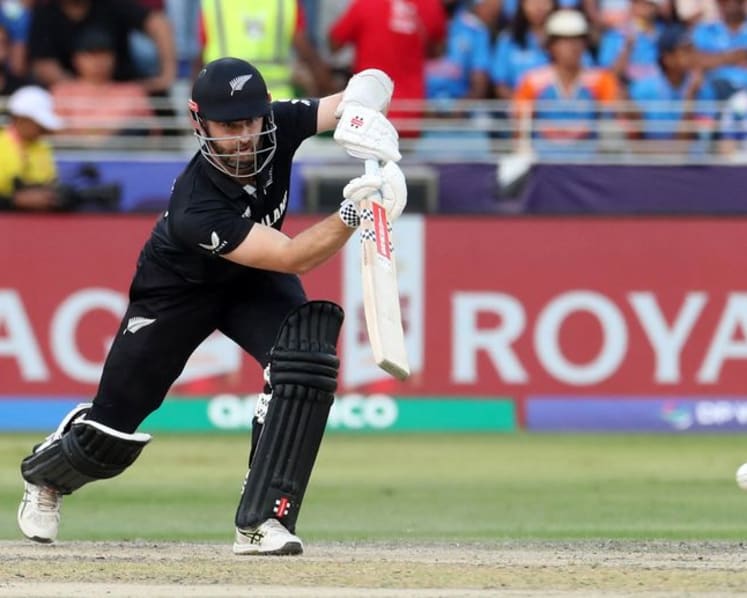 New Zealand's Williamson launches line of boxes after low blow from Steyn