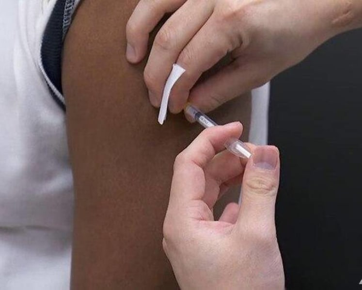 Malls, supermarkets among sectors to be included in COVID-19 'vaccinate or regular test' regime