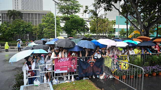 F1大奖赛韩星今晚表演助兴 大批车迷和歌迷一早冒雨排队