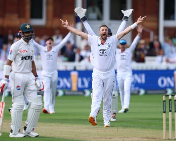 England reduce Pakistan to 53-3 to close in on victory