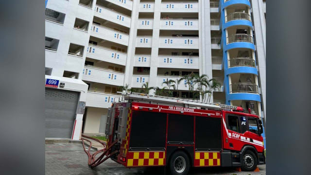 后港一组屋单位失火 20人紧急疏散
