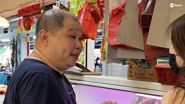 阿嫲当街卖鸡肉 邻近巴刹摊贩生意受影响