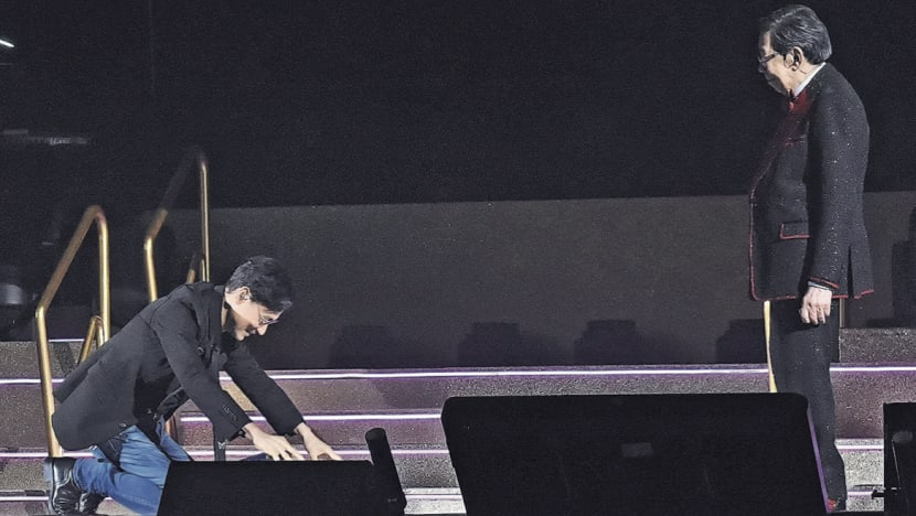Jacky Cheung Kowtows To Godfather Wu Fung, 90, At The Latter's Concert Jacky Cheung Kowtows To Godfather Wu Fung, 90, At The Latter's Concert