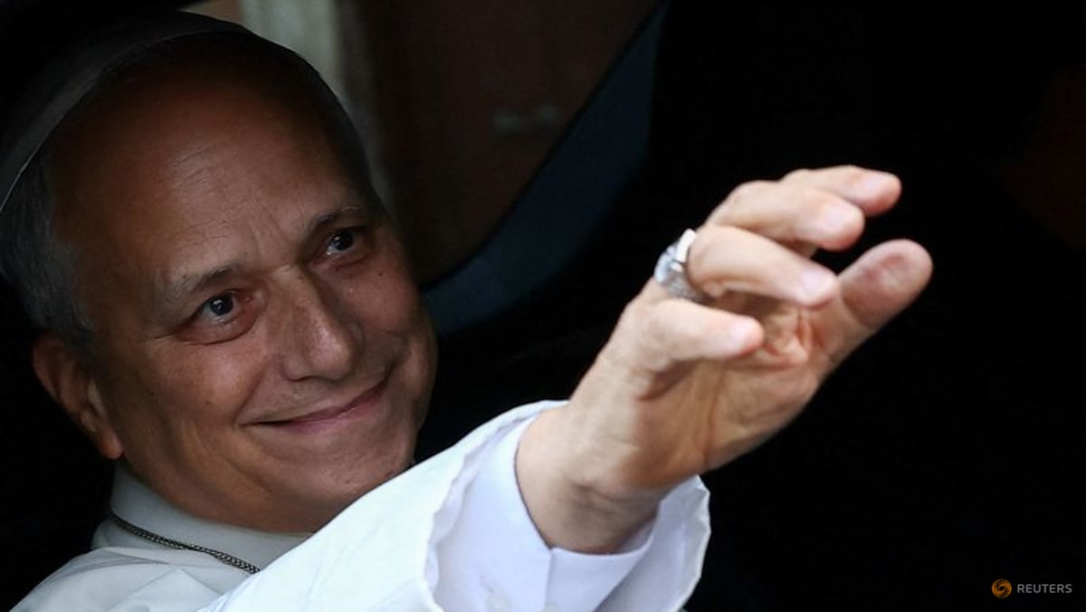 Smiling pope returns to Vatican after cancer surgery