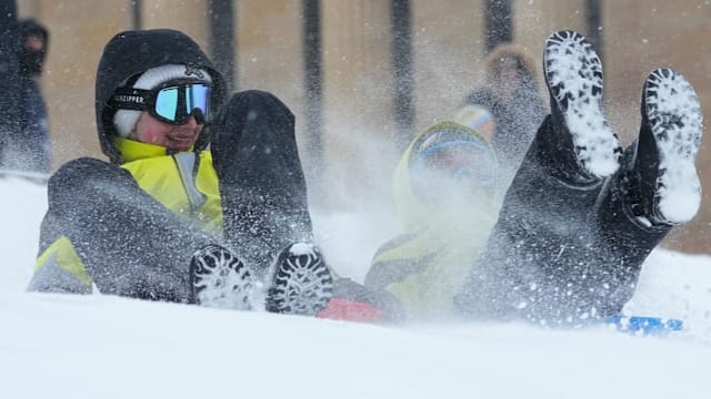 美国滑雪爱好者无惧强冬季风暴  户外享受滑雪乐趣