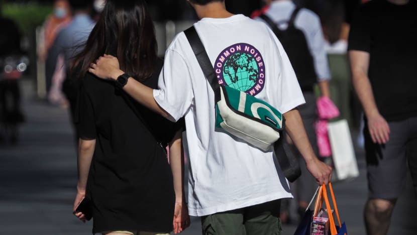 Singaporean women prefer taller and richer men, believe men should make first move: Survey