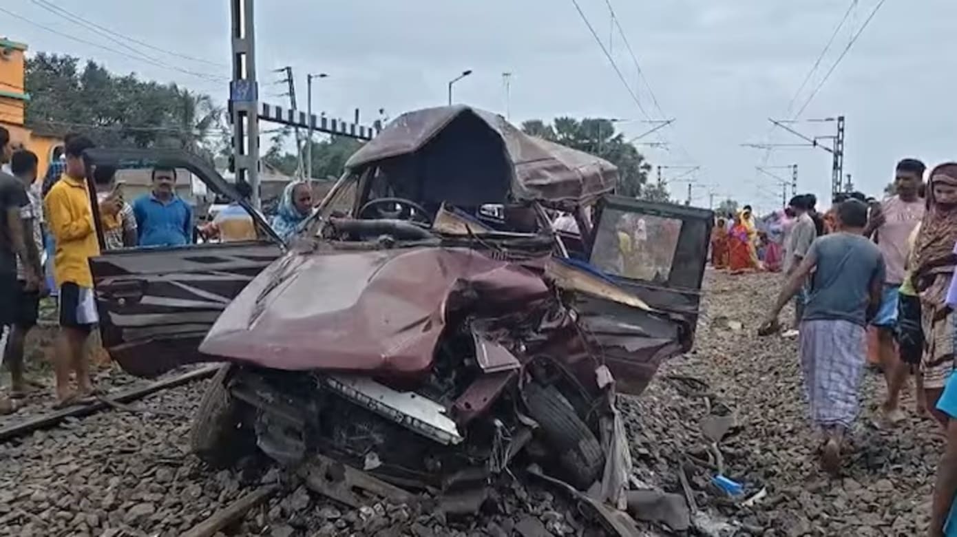 印度校车遭火车撞击 三人死亡包括两学童
