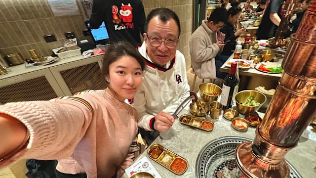 许绍雄77岁冥诞，爱女许惠菁晒父女照悼念，作一声明！