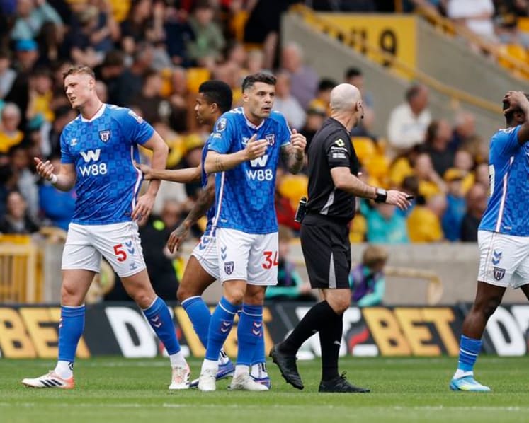 Sunderland's Ballard sent off for pulling Arokodare's hair in 1-1 draw at Wolves