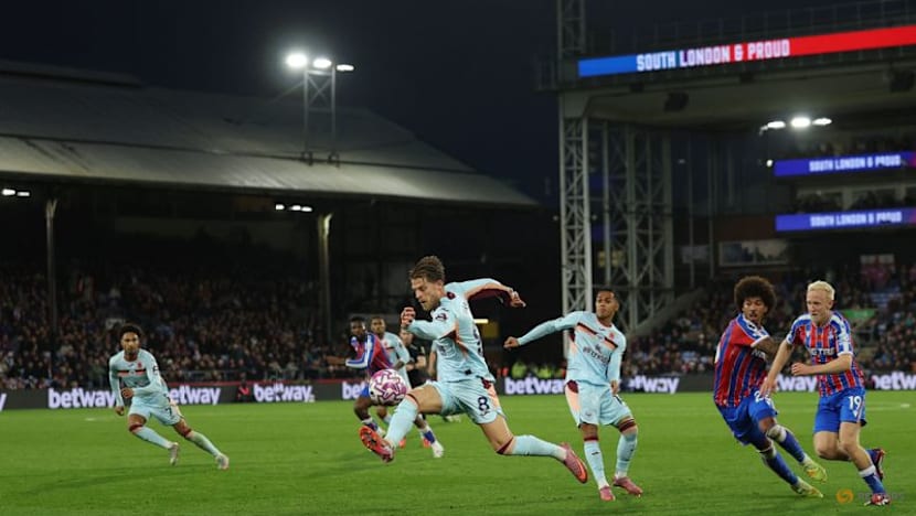 Crystal Palace coast to 2-0 win over Brentford