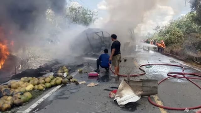 印尼苏门答腊巴士同油槽车相撞 造成至少16人死亡