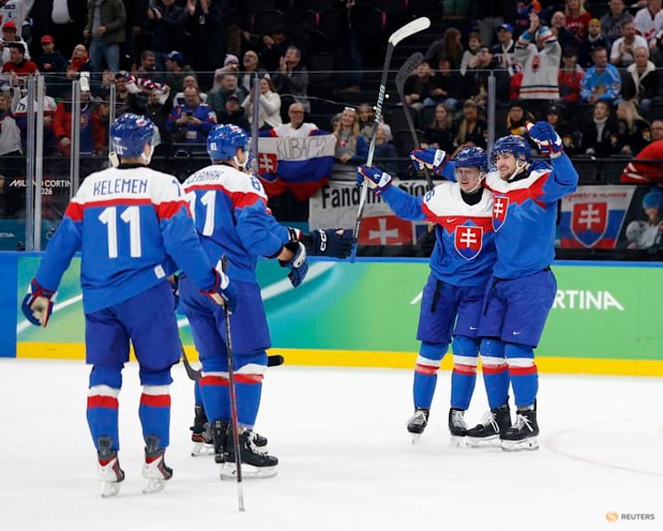 Ice hockey-Slovakia muscle past Germany into semi-finals