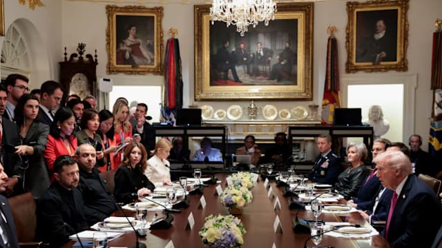 特朗普在白宫会见泽连斯基 讨论结束俄乌战争途径