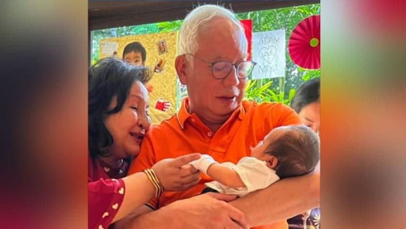 Gambar main golf di S'pura tersebar; Najib tempelak 'takkan bersama cucu 24 jam?'