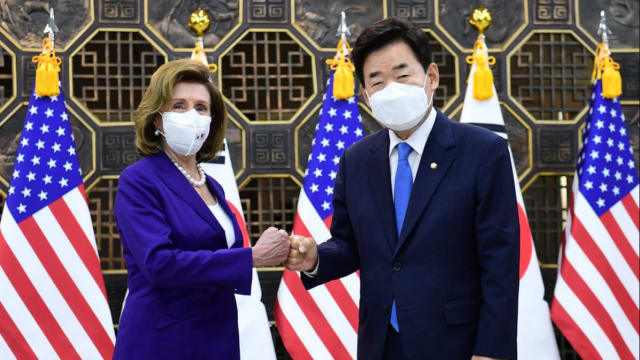 佩洛西同韩国国会议长会面 