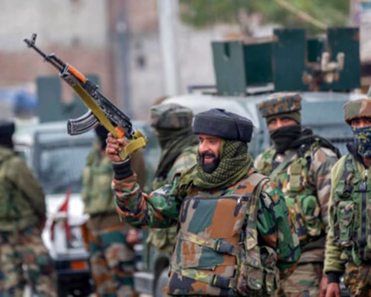 Indian troops kill top rebel commander in Kashmir fighting