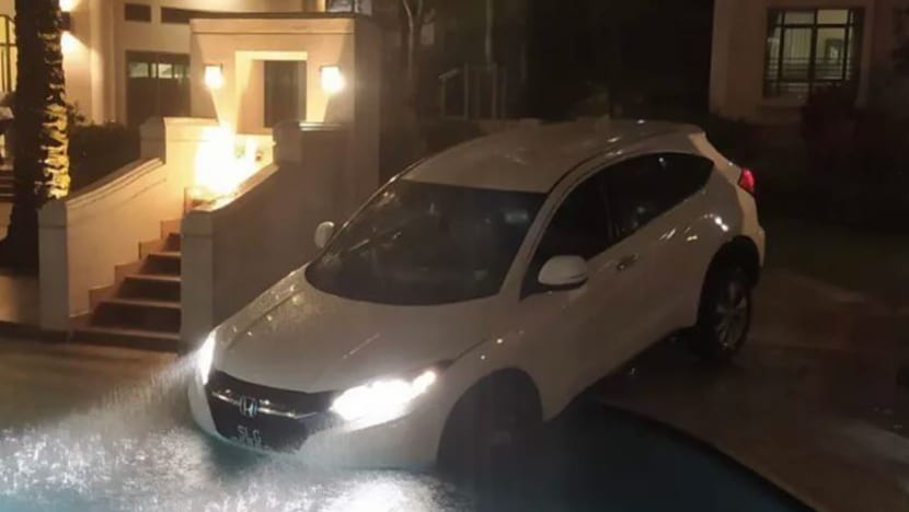 Pihak pengurusan The Hillside tuntut ganti rugi setelah kereta Gojek terjerumus ke dalam kolam renang kondo