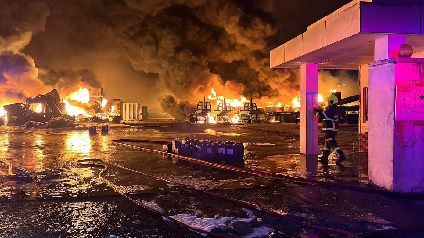 柔佛橡胶厂大火酿“黑雨” 污染社区 两校停课