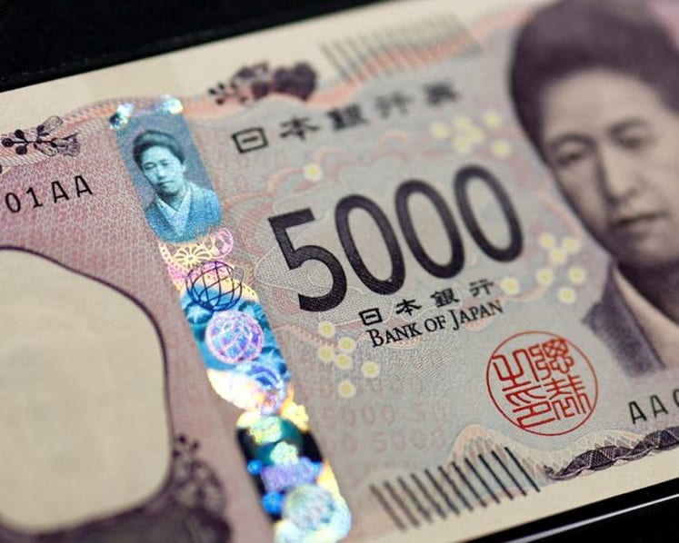 Dollar pushes higher, yen sinks to 40-year low