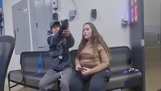 美国盗窃案嫌犯受查 突然拔枪袭警所幸子弹卡住