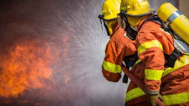 菲律宾一家衣厂发生大火 15人死亡