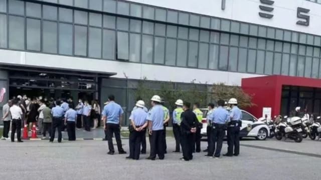 不满特斯拉忽降价 中国车主怒冲直营店打销售员 