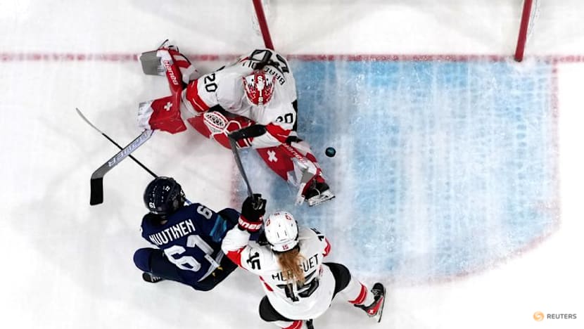 Ice hockey-Change of goalie helps Swiss reach women's semis as Braendli saves all