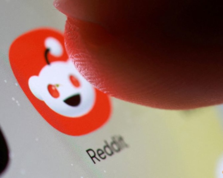 Reddit rallies as AI‑driven ad growth fuels strong revenue outlook