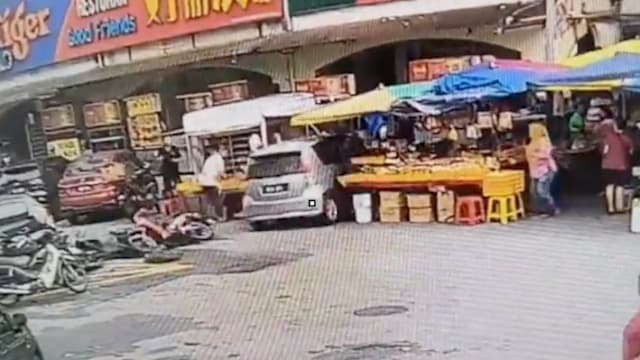马国老翁误踩油门 轿车冲入巴刹撞伤三人