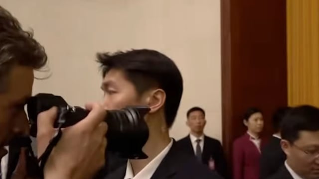人民大会堂上演记者与安保人员起争执