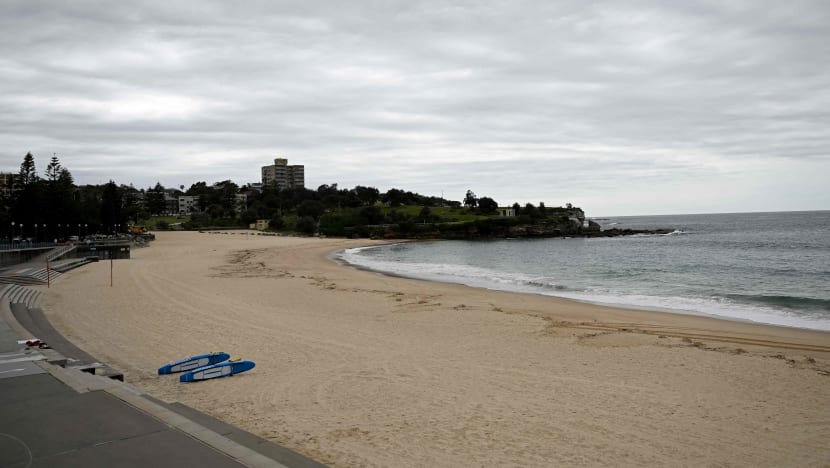 ஆஸ்திரேலியாவின் சிட்னி கடற்கரையில் மர்மமான கறுப்புப் பந்துகள்