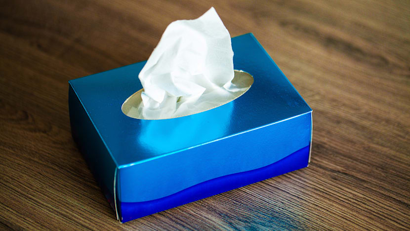 டிஷ்யூவால் தலை துவட்டிய சிறுமி - வீட்டில் வெடித்த பிரளயம்