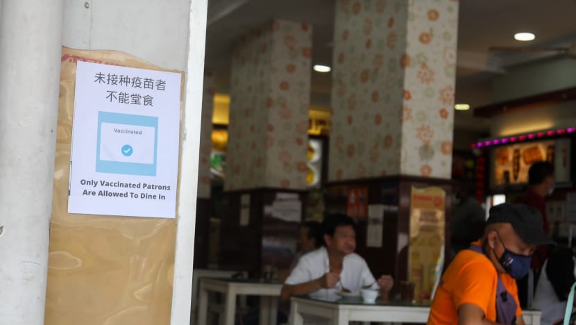 Kebanyakan kedai kopi belum benarkan pelanggan duduk 5 semeja; kekangan tenaga kerja antara sebab