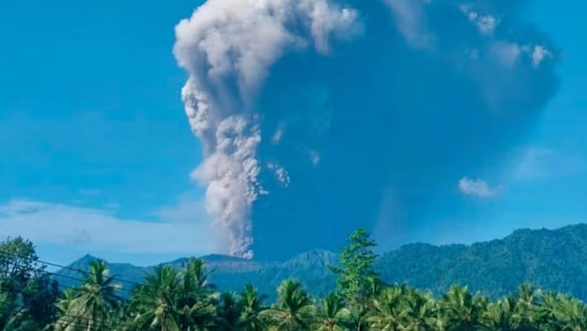 ‘Dukono meletus setiap saat’: Malim gunung beri amaran tentang risiko pendakian gunung berapi