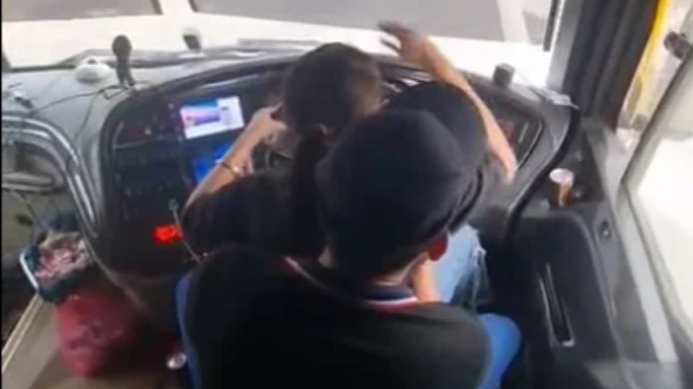 让女子坐大腿上开巴士 马国当局已对胡搞司机展开调查