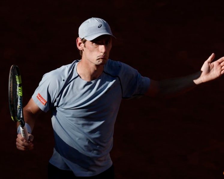 Djokovic battles past French hope Royer to reach third round