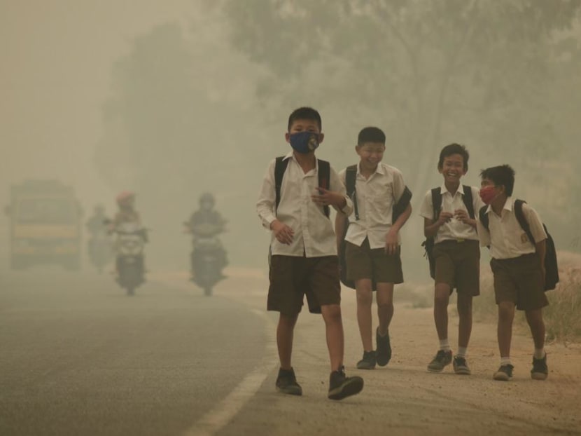 School children in the Indonesian province of Jambi forced to go home early from school amid the haze in September 2015.