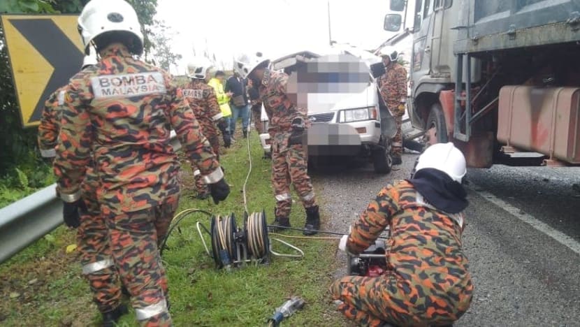 Johor road accident: Singaporean man seriously injured after van crashes into lorry in Mersing Johor road accident: Singaporean man seriously injured after van crashes into lorry in Mersing