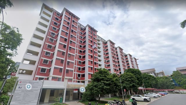 红山弄组屋单位发生火患 两人送院治疗
